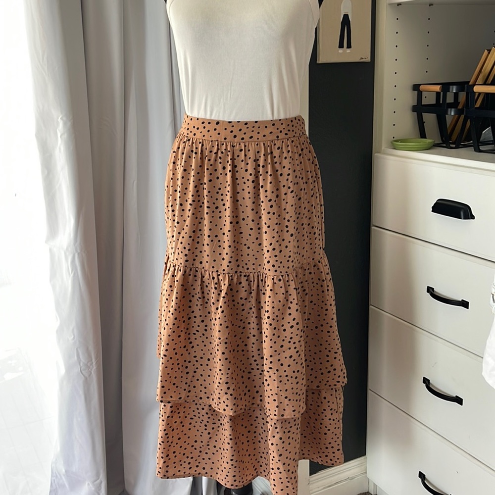 Like new V ery j skirt size Small. Light brown w/Black polka dots.